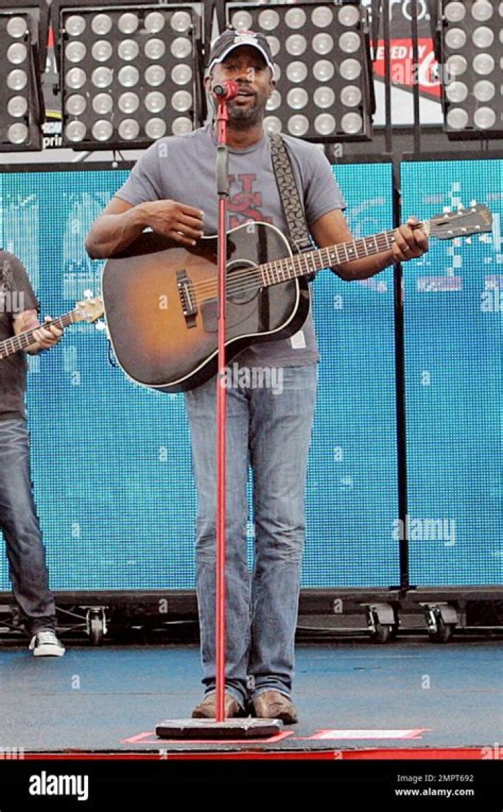 Leading The Sound: The Talented Lead Singer Of Hootie & The Blowfish
