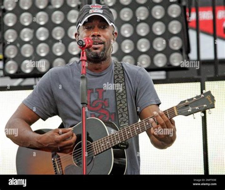 Who Is The Lead Singer Of Hootie & The Blowfish?